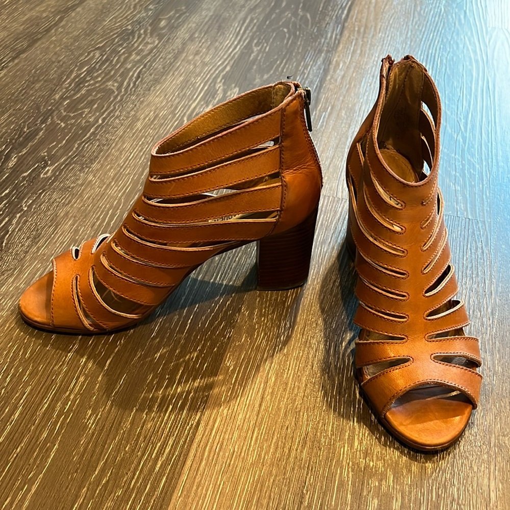 Steve Madden heeled sandals. 2.5 inch heel. Size 7.